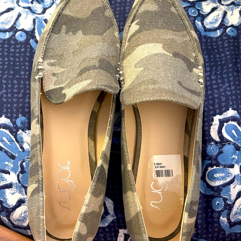 Sz 71/2 NEW never worn CAMO flats